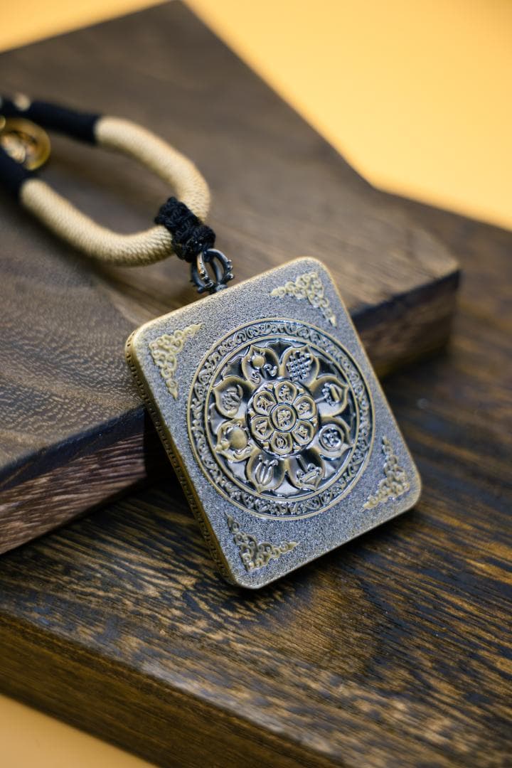 タンカーペンダントアート風金色ペンダント・専用ケース付き狐仙娘娘