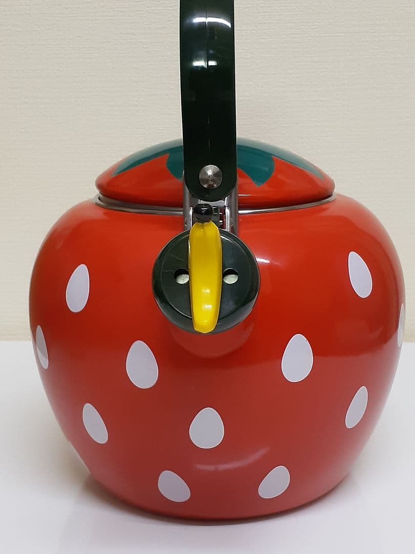 いちご柄の赤いやかん